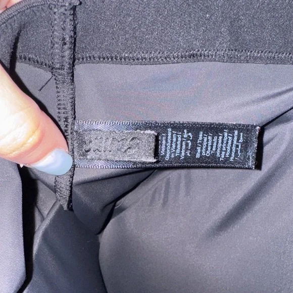 SKIMS Hip Enhancing Padded Short - Picture 5 of 7